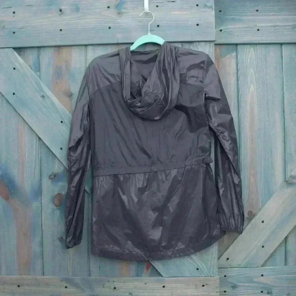 Fabletics Women's Kali Jacket
Medium Hooded Packable Lightweight Nylon Vent NWOT - Picture 4 of 6